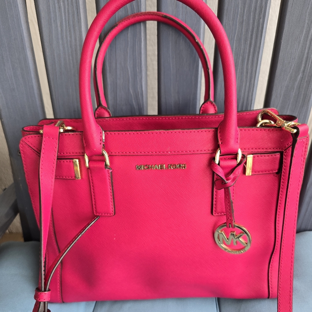 Michael Kors Fuchsia Satchel with Gold Accents Good for Pre-owned 13x9.5x5